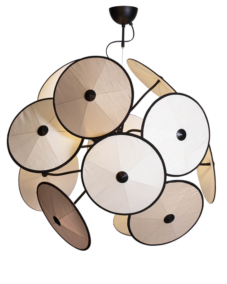 Cappello Ø82 Beige Lámpas de techo De By Rydéns - Los 12 brazos flexibles negros te dan la libertad de dar forma a la l&aacute;mpara seg&uacute;n tus deseos, convirti&eacute;ndola en un detalle de dise&ntilde;o interior &uacute;nico.
