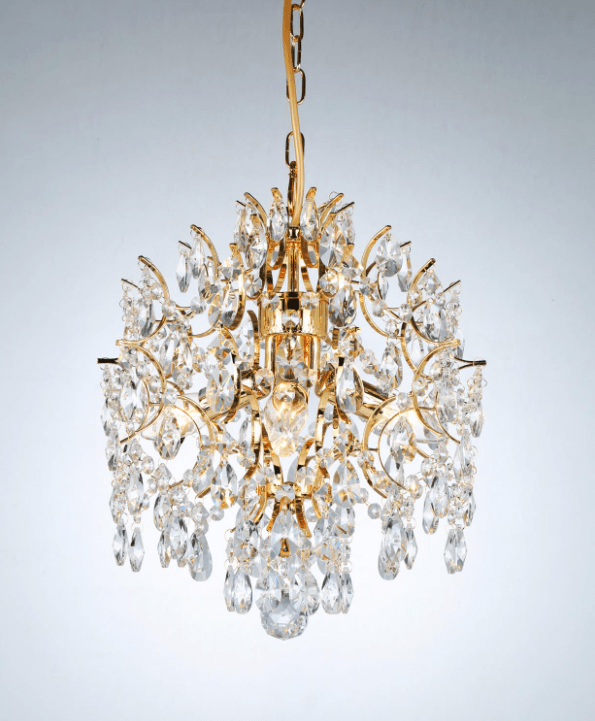 Kate Ø35 Oro cristal De Norrsken Design - La lámpara de araña de cristal Kate en dorado es una fuente de luz elegante y lujosa que transforma tu habitación en un oasis de glamour.