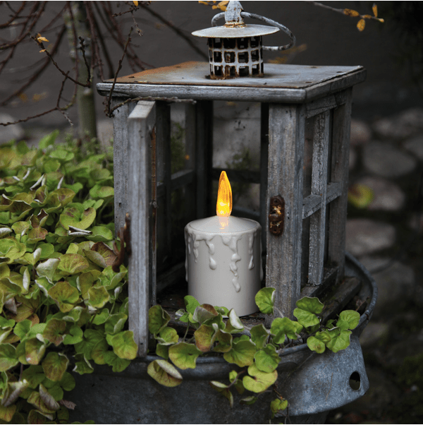 LED Vela Paula Beige De Star Trading - La vela presenta detalles que pretenden asemejar cera de vela fluyendo.