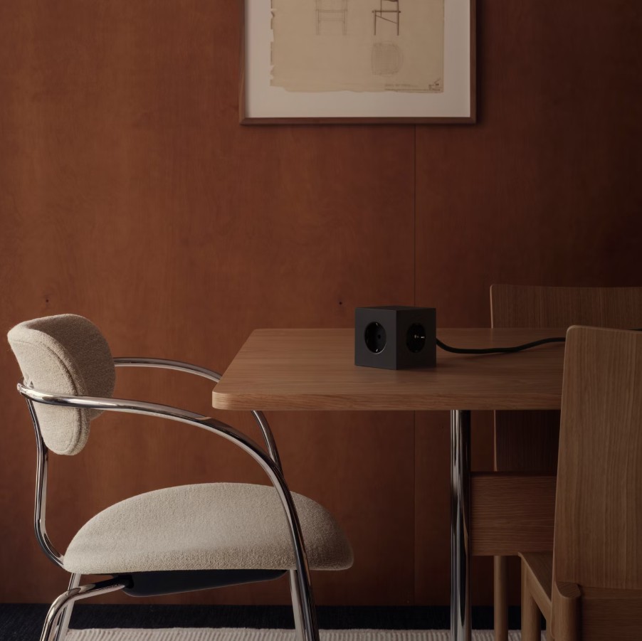 Square 1 with 30W Dual USBC & Magnetic base, 3m Negro De Avolt - Regleta de enchufes de dise&ntilde;o elegante de Avolt con un cable largo de PVC, un cubo de pl&aacute;stico reciclado y una placa magn&eacute;tica en la parte inferior para colgar en la pared.