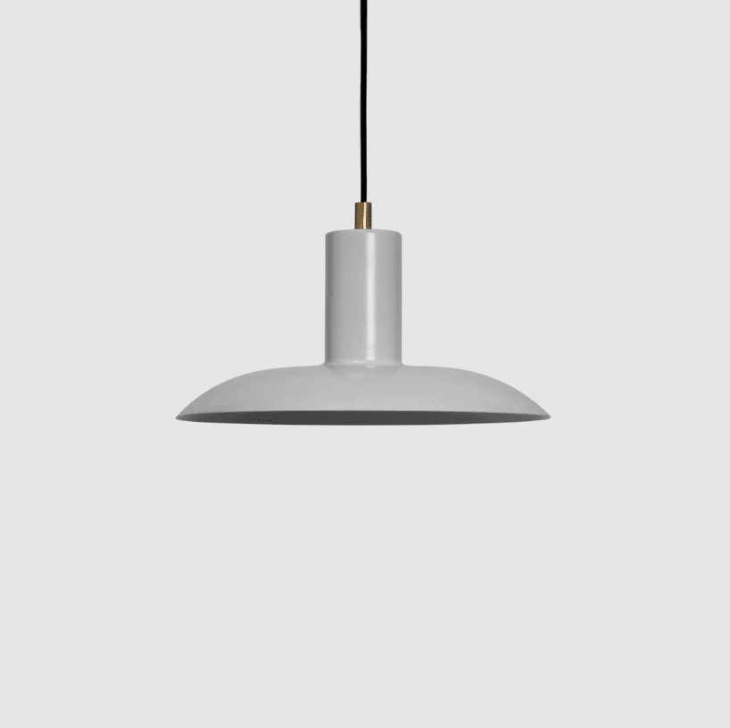 Vega Ø25 Gris mate Lámpas de techo De H. Skjalm P - La lámpara colgante Vega es una elegante lámpara en color gris mate; Metal con detalles en latón que emiten una luz amplia y suave, creando un ambiente cálido y acogedor.