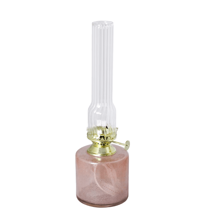 Kerosene lamp elvira small Rosa De Strömshaga - La l&aacute;mpara est&aacute; hecha de vidrio reciclado en un 50-60% y es compatible con la mecha con n&uacute;mero de art&iacute;culo 116210 y con los quemadores con n&uacute;meros de art&iacute;culo 139420G o 121800G.