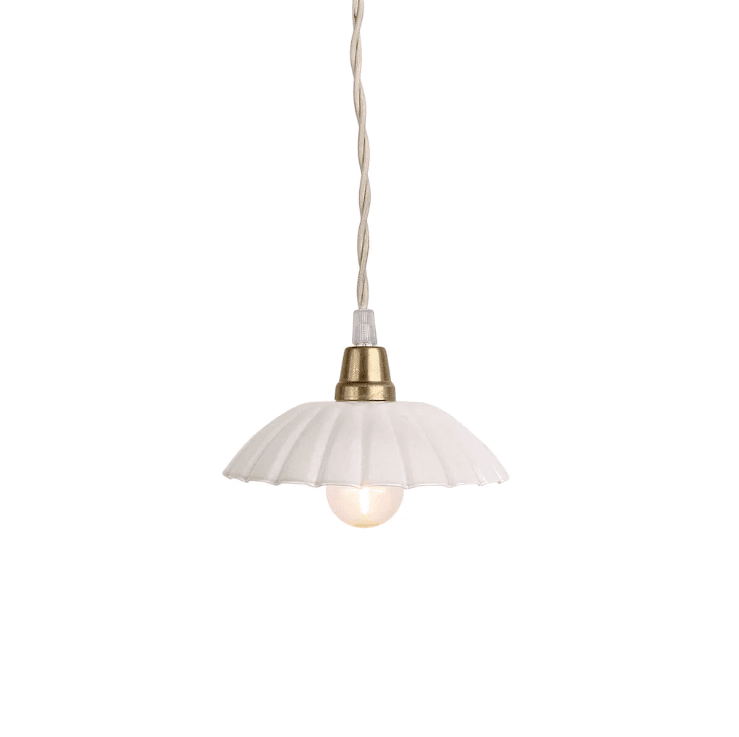 Ingrid Pequeño Ø16 Blanco lámpara de ventana De Strömshaga - Pequeña lámpara de techo de color blanco fabricada en chapa metálica con pantalla plisada y cable textil trenzado en color natural.