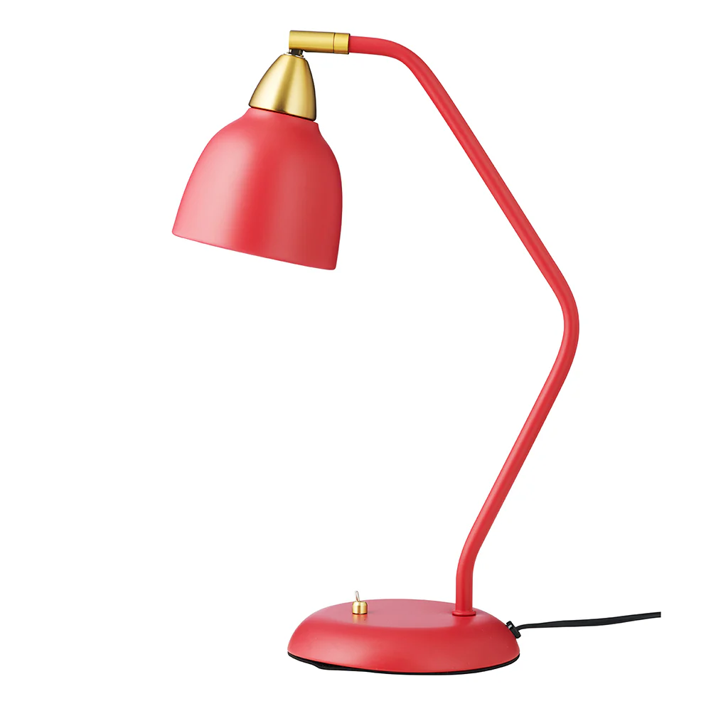Urban 45cm ROJO lámpara de escritorio De Superliving - Embellece tu lugar de trabajo con la l&aacute;mpara de escritorio Urban en un elegante rojo frambuesa mate con detalles de lat&oacute;n.