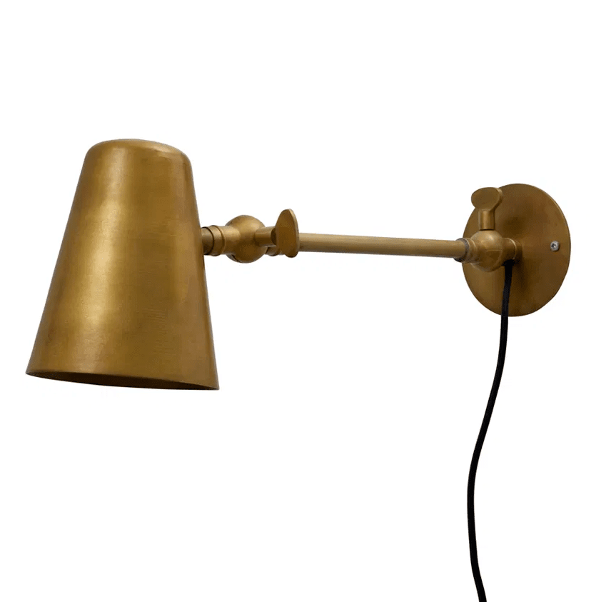 Vala Long 42cm Latón crudo lámpara de pared De H. Skjalm P - Encaja perfectamente en el pasillo, junto a la encimera de la cocina o como luz de noche junto a la cama.