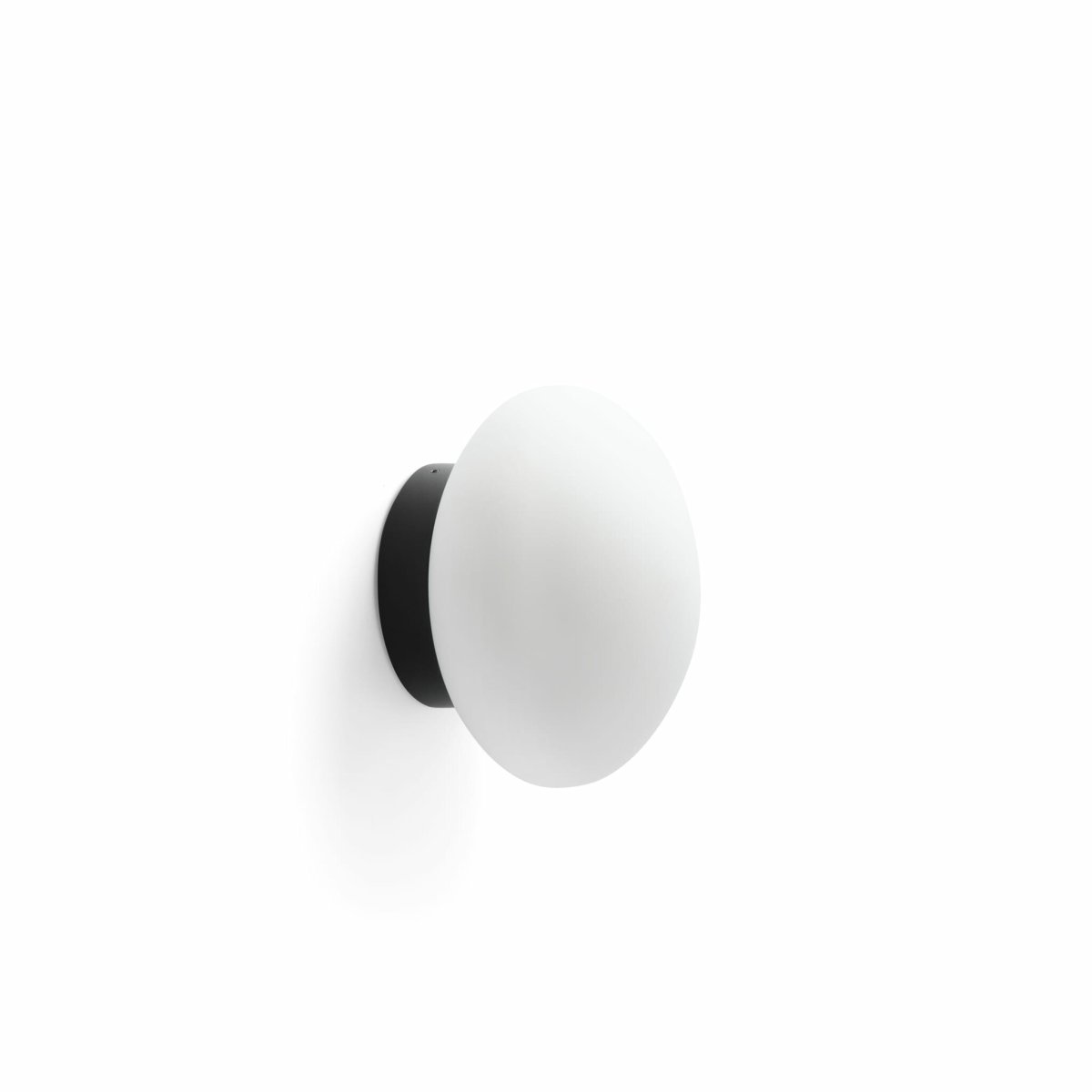 Nubo Ø15 Negro lámpara de baño De Faro Barcelona - Gracias a su grado de protecci&oacute;n IP44, es resistente a la humedad y se integra perfectamente en ba&ntilde;os y pasillos.