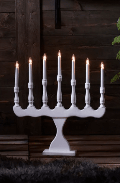 Svaneholm Blanco De Markslöjd - Candelabro de siete brazos en color blanco que se adapta a cualquier hogar.