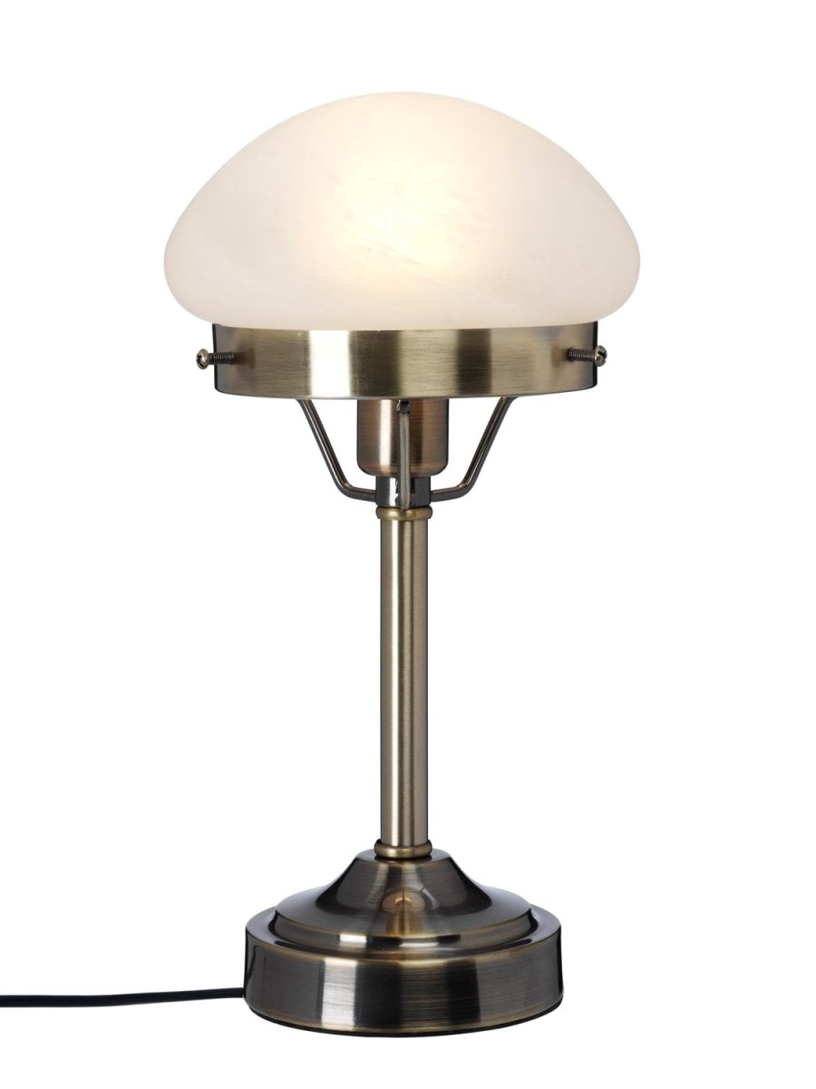 Mini Strindberg 30cm Latón antiguo lámpara de mesa De Cottex - Con su robusta construcción de metal y vidrio esmerilado, proporciona una luz suave y agradable, perfecta para la mesita de noche o como un elegante detalle de decoración en la sala de estar.