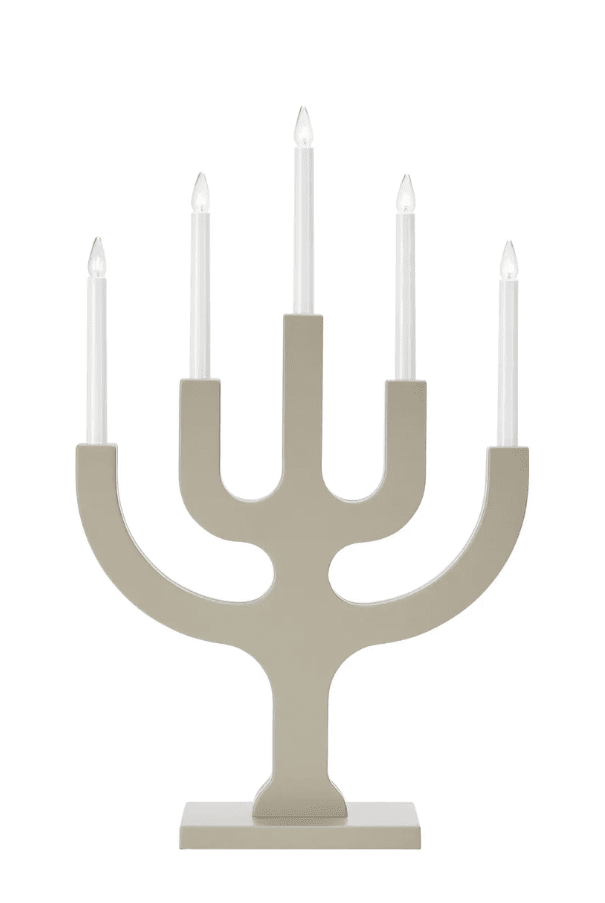 Sapin 5L Greige De Markslöjd - Su generoso tama&ntilde;o lo convierte en un elemento decorativo que atrae todas las miradas, especialmente en ventanas grandes, donde las cinco velas proyectan una luz c&aacute;lida y acogedora en las oscuras noches de invierno.