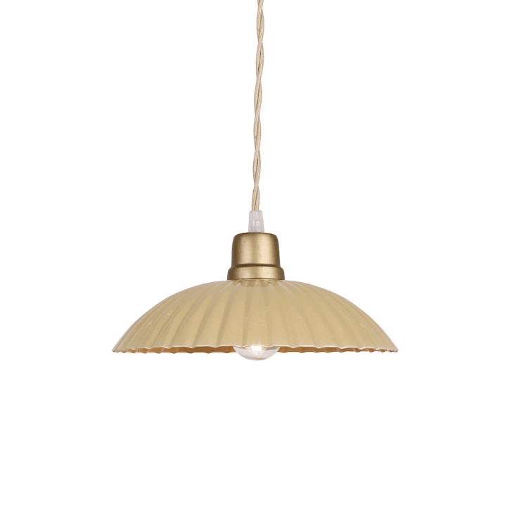 Ingrid Stor Ø24 Amarillo lámpara de ventana De Strömshaga - Lámpara de techo de chapa amarilla con pantalla plisada y cable textil trenzado en color natural.