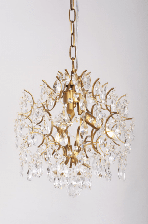 Kate Ø35 Latón cepillado cristal De Norrsken Design - La lámpara de araña de cristal Kate en latón cepillado es una lámpara elegante y lujosa que transformará tu habitación en un oasis de glamour.