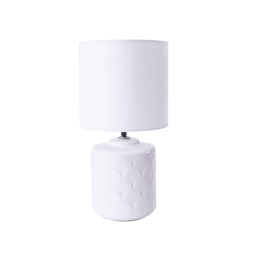 Doris 30cm Blanco lámpara de mesa De Pixie Design - El color blanco tanto de la base como de la pantalla le da a la lámpara un aspecto elegante y sofisticado que se adapta perfectamente a una variedad de interiores diferentes.