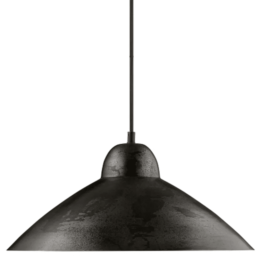 Studio Ø40 Negro antiguo Lámpas de techo De H. Skjalm P - La l&aacute;mpara colgante Studio, fabricada en metal con acabado antiguo negro, es una elegante l&aacute;mpara de techo con una silueta sencilla y hermosa.