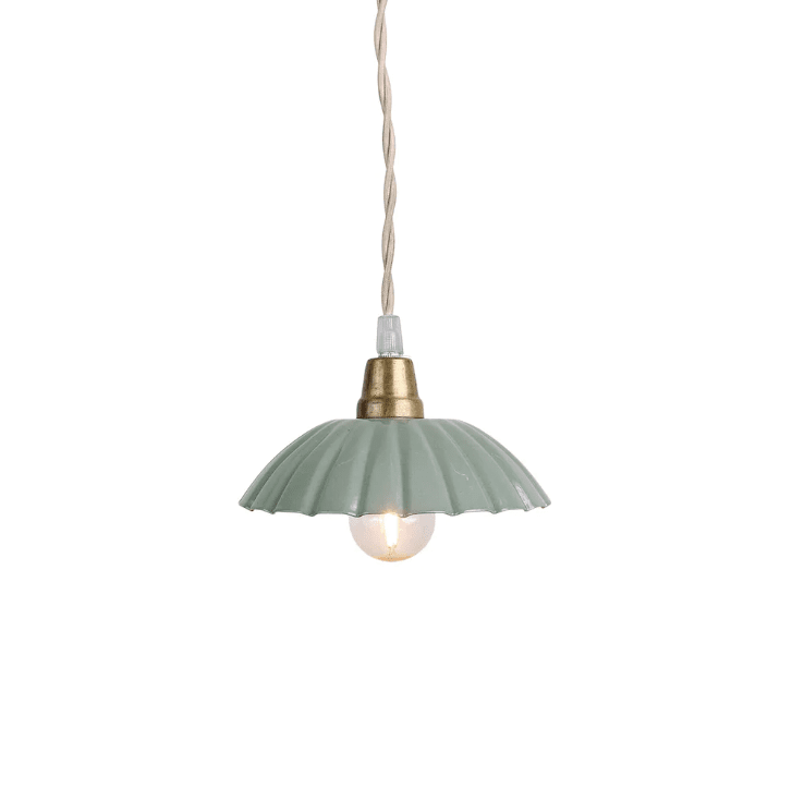 Ingrid Pequeño Ø16 Verde lámpara de ventana De Strömshaga - Lámpara de techo pequeña de color verde claro realizada en chapa con pantalla plisada y cable textil trenzado en color natural.