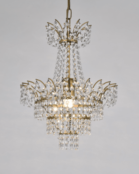 Estelle Ø35 Latón antiguo cristal De Norrsken Design - La lámpara de araña de cristal Estelle en latón antiguo ofrece un aspecto clásico y sofisticado con un toque refinado de latón antiguo.