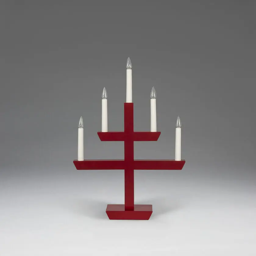 Wooden Candelabra 5 Lights ROJO De Konstsmide - La combinaci&oacute;n del tacto cl&aacute;sico de la madera y su forma moderna lo convierten en un elegante complemento para cualquier hogar.