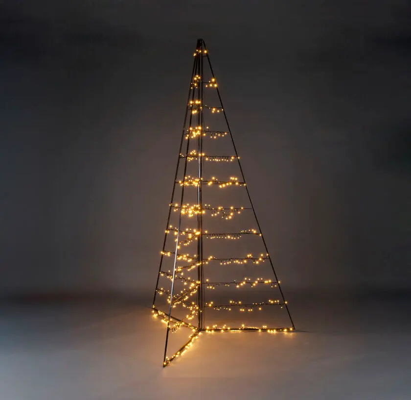 Decoración Metálica Pirámide 240cm Negro De Konstsmide - Con 651 luces LED de color &aacute;mbar c&aacute;lido, difunde un brillo elegante y crea una atm&oacute;sfera m&aacute;gica.