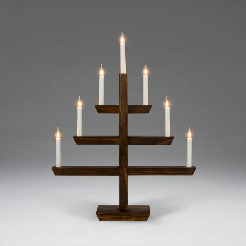 Wooden Candelabra 7 Lights Mancha marrón De Konstsmide - La combinaci&oacute;n del tacto cl&aacute;sico de la madera y su forma moderna lo convierten en un elegante complemento para cualquier hogar.