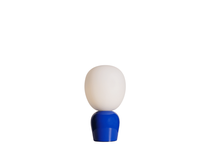 Buddy 34cm Azul lámpara de mesa De Belid - Con su luz uniforme y su sofisticado dise&ntilde;o, Buddy se integra armoniosamente en cualquier hogar: una compa&ntilde;era que irradia luz y car&aacute;cter durante generaciones.