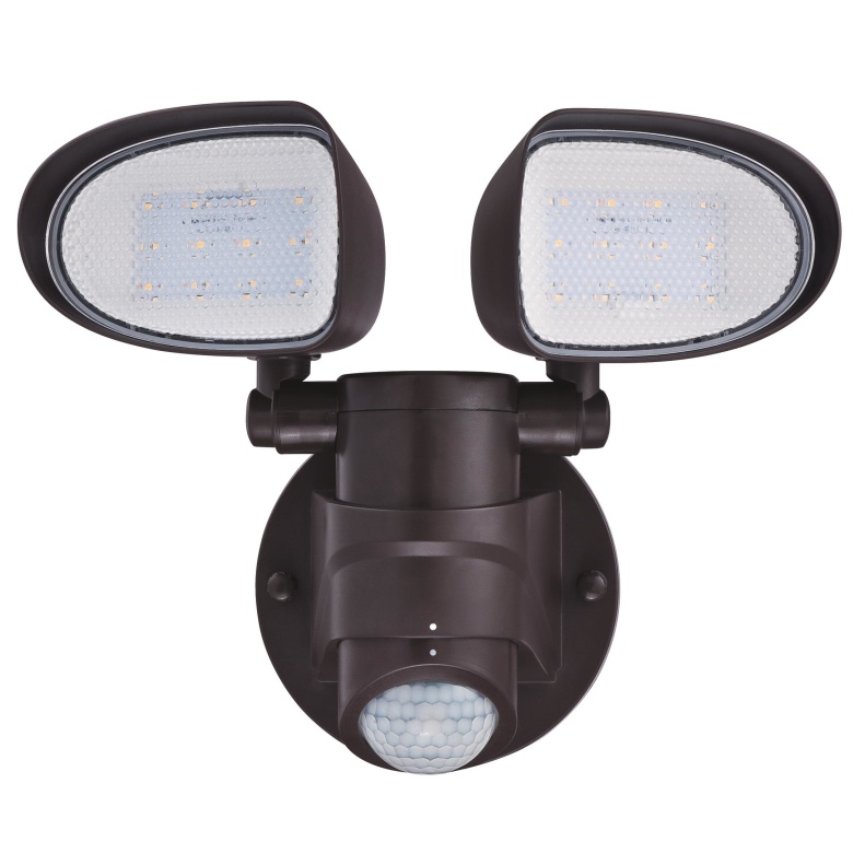 Two-Light Bronce lámpara de exterior De Westinghouse - La luz está equipada con dos cabezales de lámpara ajustables que se pueden girar 135 grados verticalmente y 160 grados horizontalmente para cubrir un área grande.