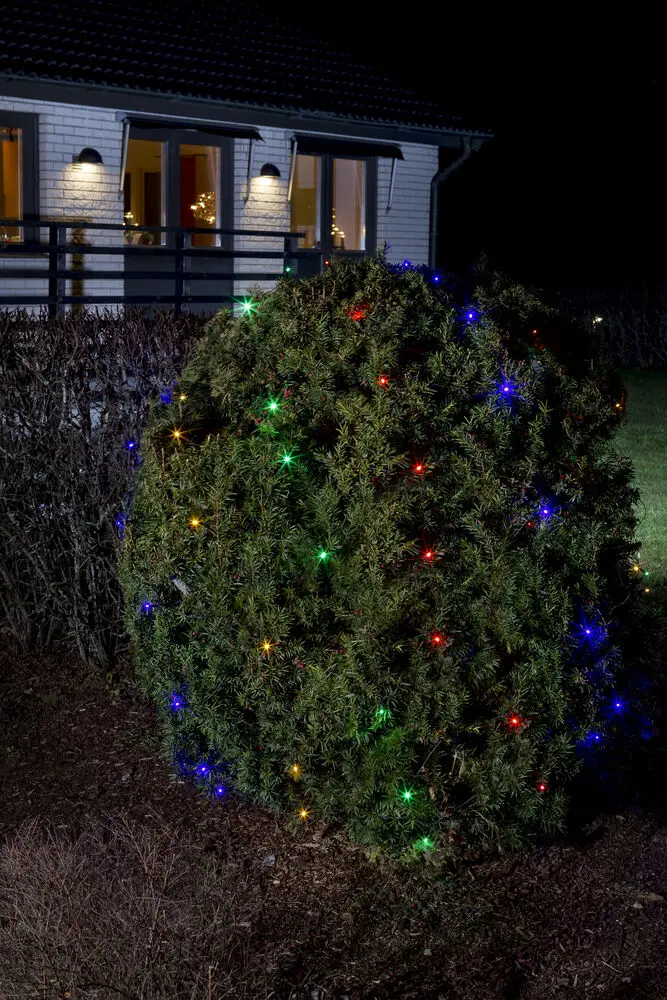 Malla De Luces multi-colour 3m Multicolor De Konstsmide - Con sus generosas dimensiones de 3x3 metros y el cable negro, se integra armoniosamente en el entorno.