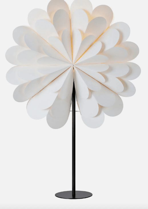 Maravilla Ø45 Blanco De Markslöjd - Con una base de metal negro y una pantalla de papel blanco en la parte superior.