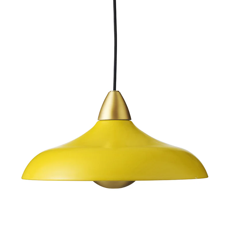 Urban Wide Ø36 Amarillo Lámpas de techo De Superliving - Embellece tu hogar con la moderna l&aacute;mpara colgante Urban Wide, una elegante combinaci&oacute;n de acabado amarillo mate y elegantes detalles de lat&oacute;n.