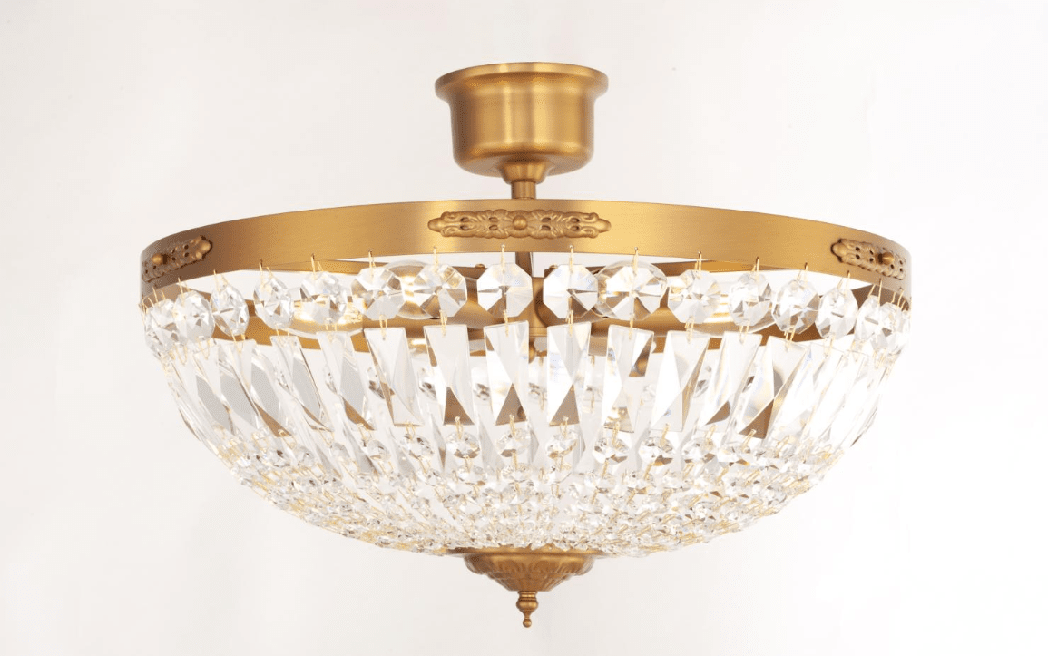 Rhea Ø50 Latón cepillado cristal De Norrsken Design - La lámpara de techo Rhea en latón cepillado es una lámpara encantadora con prismas de cristal K9 de clase 1 cortado a mano.