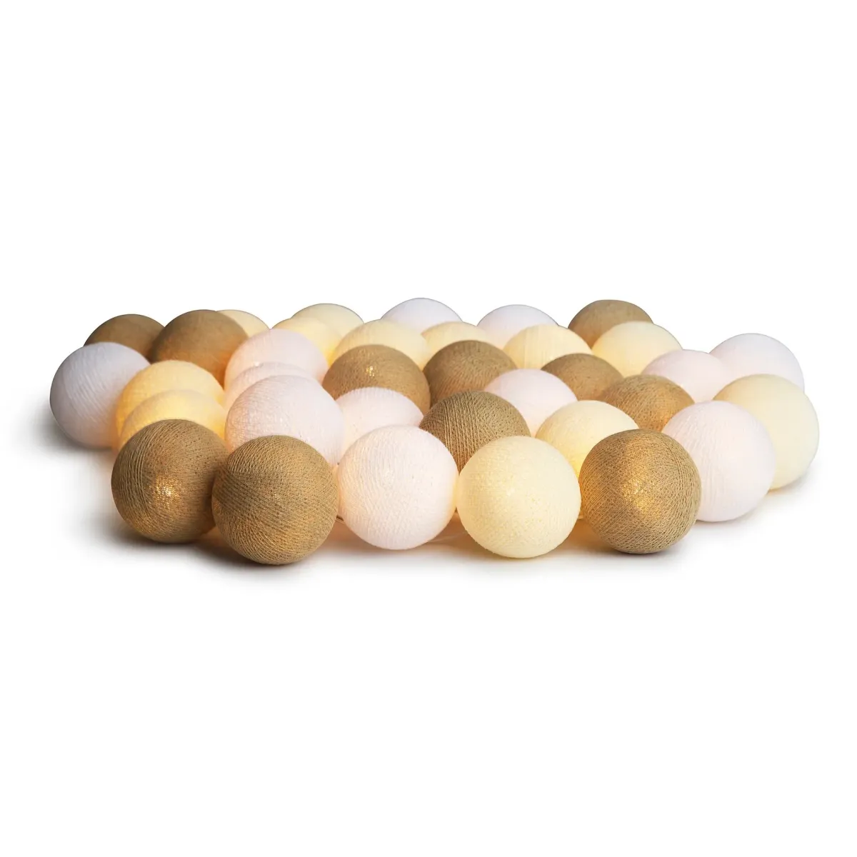 Irislights Creamy White 35-lights Beige De Irislights - Est&aacute; hecha de pl&aacute;stico y cuenta con bolas de algod&oacute;n y poli&eacute;ster hechas a mano que emiten una luz suave y agradable al encenderse.