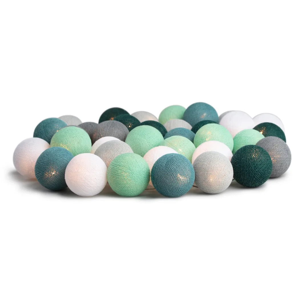 Irislights Cactus 20-lights Verde De Irislights - Irislights Cactus es una guirnalda decorativa de luces con esferas en varios tonos de verde, blanco y gris que emiten una luz acogedora.