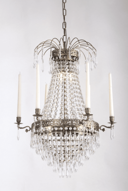 Empire Classic Ø55 Latón antiguo cristal De Norrsken Design - La lámpara de araña Empire Classic de 6 brazos en latón antiguo es una lámpara majestuosa que irradia elegancia y belleza atemporal.