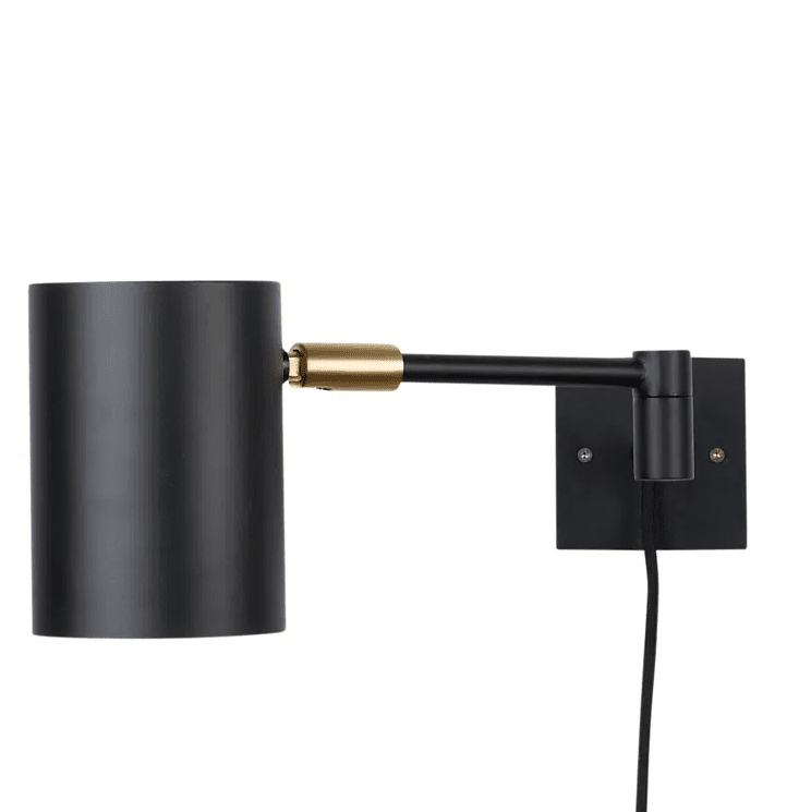 Hali Negro De H. Skjalm P - Aplique de pared Hali fabricado en acero con recubrimiento de polvo negro y detalles en latón.