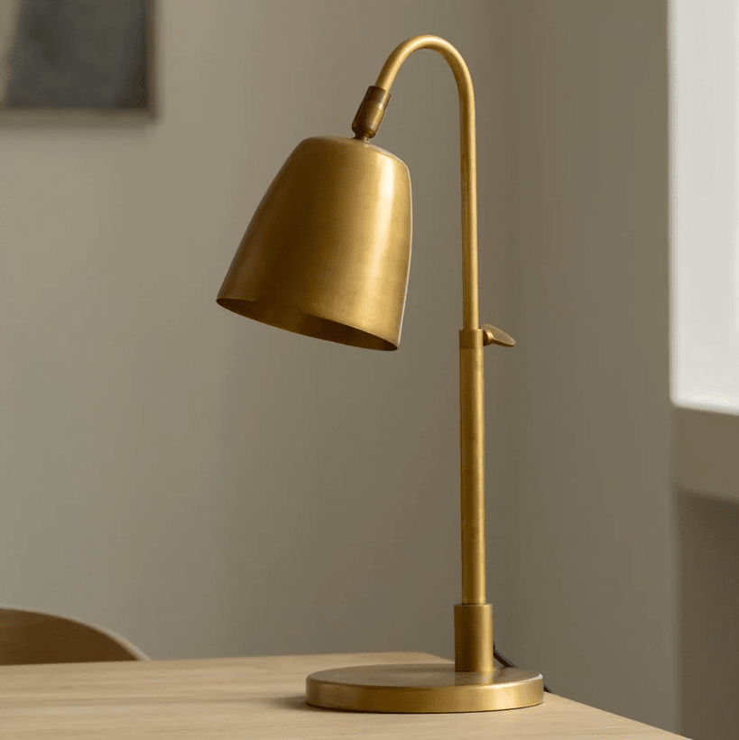 Lumi 43cm Latón crudo lámpara de escritorio De H. Skjalm P - Es perfecta como l&aacute;mpara de escritorio, luz de noche junto a la cama o como luz de lectura en la esquina del sof&aacute;.