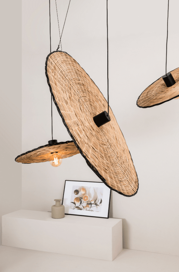 Costas Ø100 Naturaleza Lámpas de techo De Faro Barcelona - Con su pantalla hecha de hermoso rat&aacute;n y una fuente de luz visible, el dise&ntilde;o combina una expresi&oacute;n minimalista con una sensaci&oacute;n c&aacute;lida de inspiraci&oacute;n mediterr&aacute;nea.
