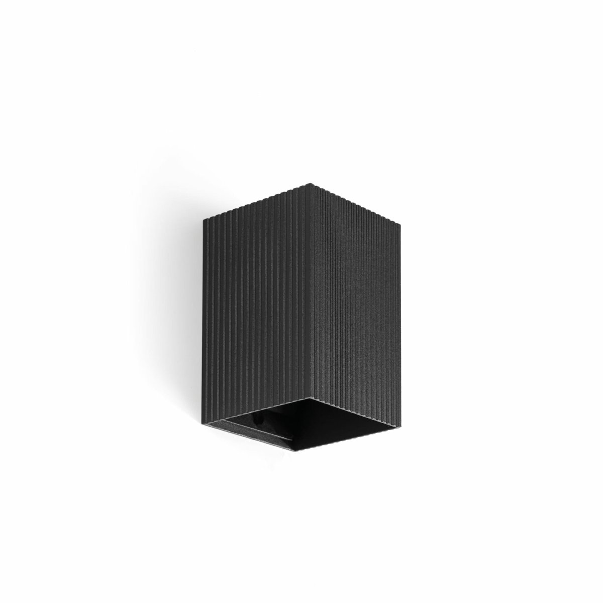Lune 10cm Ranurado negro lámpara de pared De Faro Barcelona - Su dise&ntilde;o compacto la hace ideal para pasillos y zonas de paso, proporcionando una iluminaci&oacute;n eficaz sin ocupar espacio.