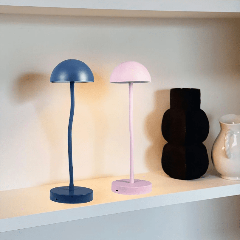 Fonzy 38cm Rosa portátil De Dyberg Larsen - Fonzy bordslampa &auml;r b&aring;de rolig och praktisk, och dess flexibilitet g&ouml;r den till ett perfekt val f&ouml;r den som vill ha en lampa som &auml;r b&aring;de funktionell och stilren.