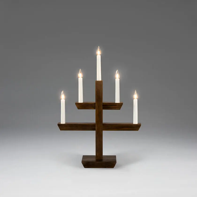 Wooden Candelabra 5 Lights Mancha marrón De Konstsmide - La combinaci&oacute;n del tacto cl&aacute;sico de la madera y su forma moderna lo convierten en un elegante complemento para cualquier hogar.