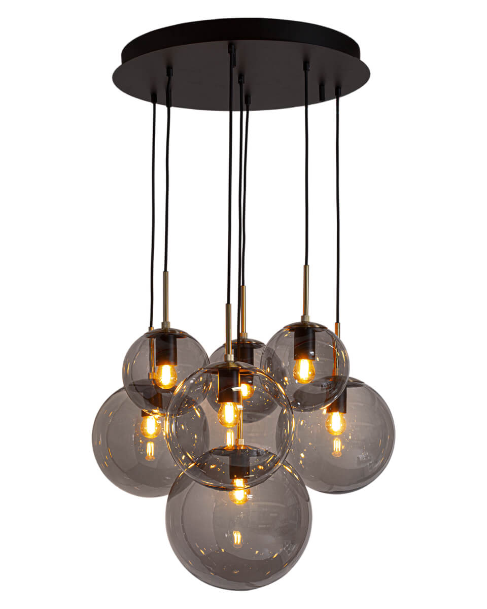 Laura Ø53 Gris humo Lámpas de techo De By Rydéns - Est&aacute; equipado con siete c&uacute;pulas de cristal gris claro de diferentes tama&ntilde;os y f&aacute;ciles de montar.