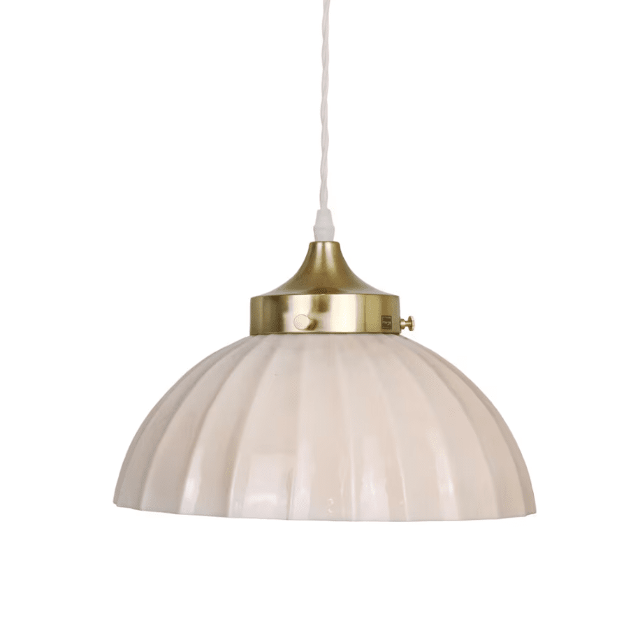 Irma Ø30 Beige Lámpas de techo De Strömshaga - Dado que las l&aacute;mparas est&aacute;n sopladas a mano y fabricadas con vidrio reciclado, pueden presentarse variaciones naturales de color y peque&ntilde;as manchas en el cristal, conocidas como "destellos".