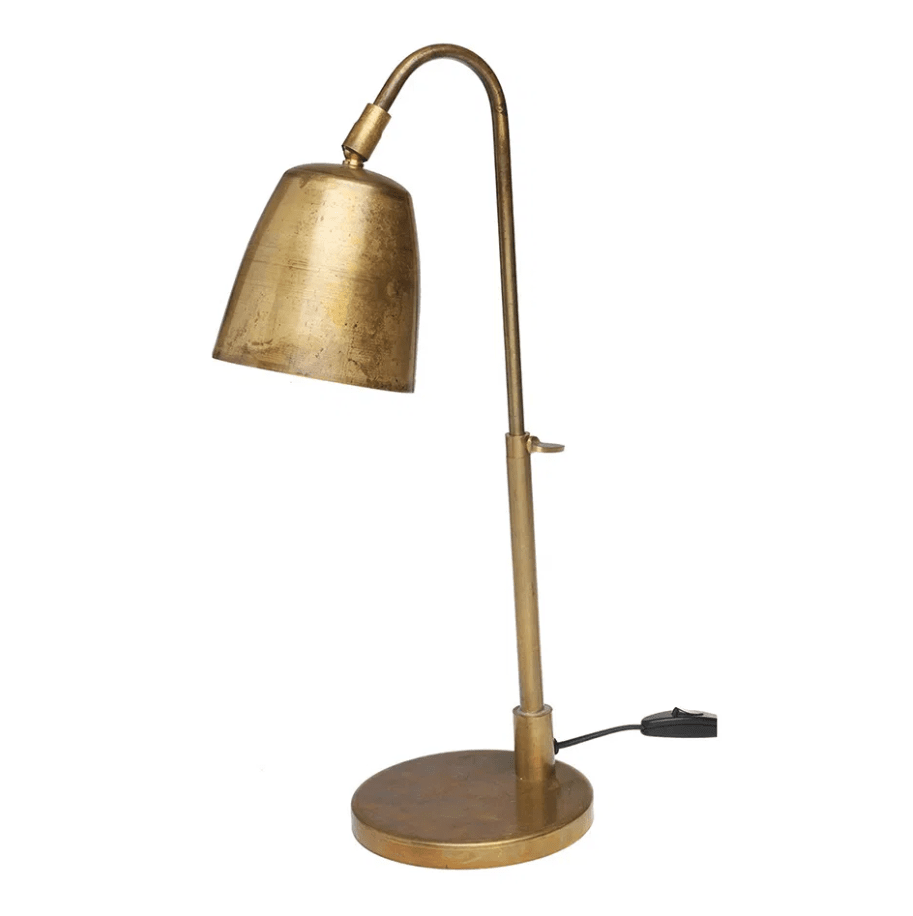 Lumi 43cm Latón crudo lámpara de escritorio De H. Skjalm P - Es perfecta como l&aacute;mpara de escritorio, luz de noche junto a la cama o como luz de lectura en la esquina del sof&aacute;.