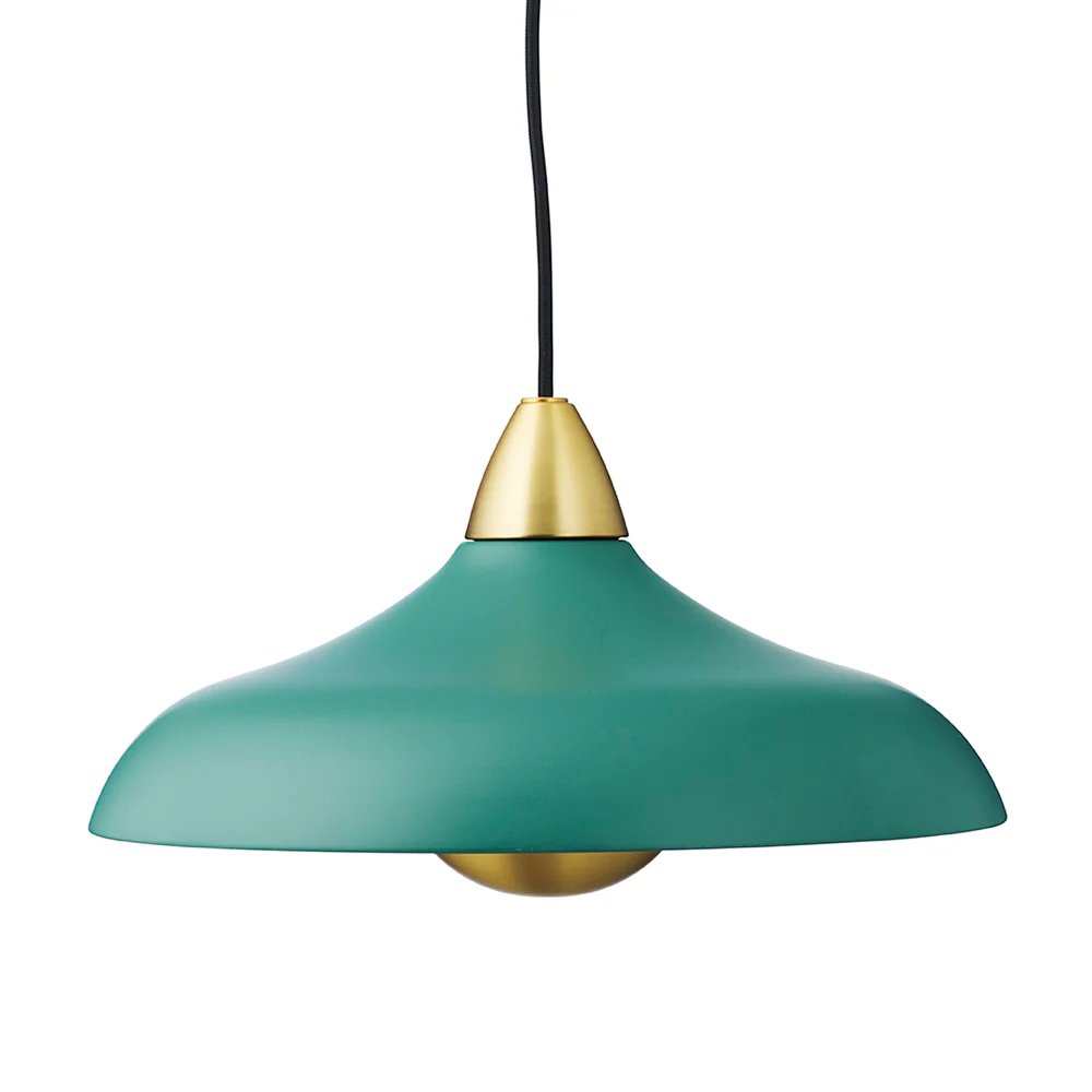 Urban Wide Ø36 Verde Lámpas de techo De Superliving - Embellece tu hogar con la moderna l&aacute;mpara colgante Urban Wide, una elegante combinaci&oacute;n de un acabado verde oscuro mate y elegantes detalles de lat&oacute;n.