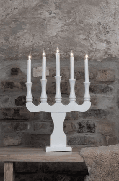 Svaneholm Blanco De Markslöjd - Candelabro de Adviento de cinco brazos en color blanco.