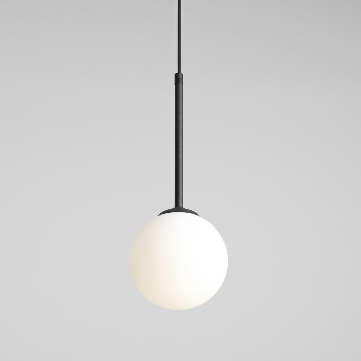 Bosso Ø14 Negro Lámpas de techo De Artera - La lámpara emite una luz suave y agradable y por lo tanto es ideal para colocarla encima de la mesa del comedor, en el pasillo o en la sala de estar.