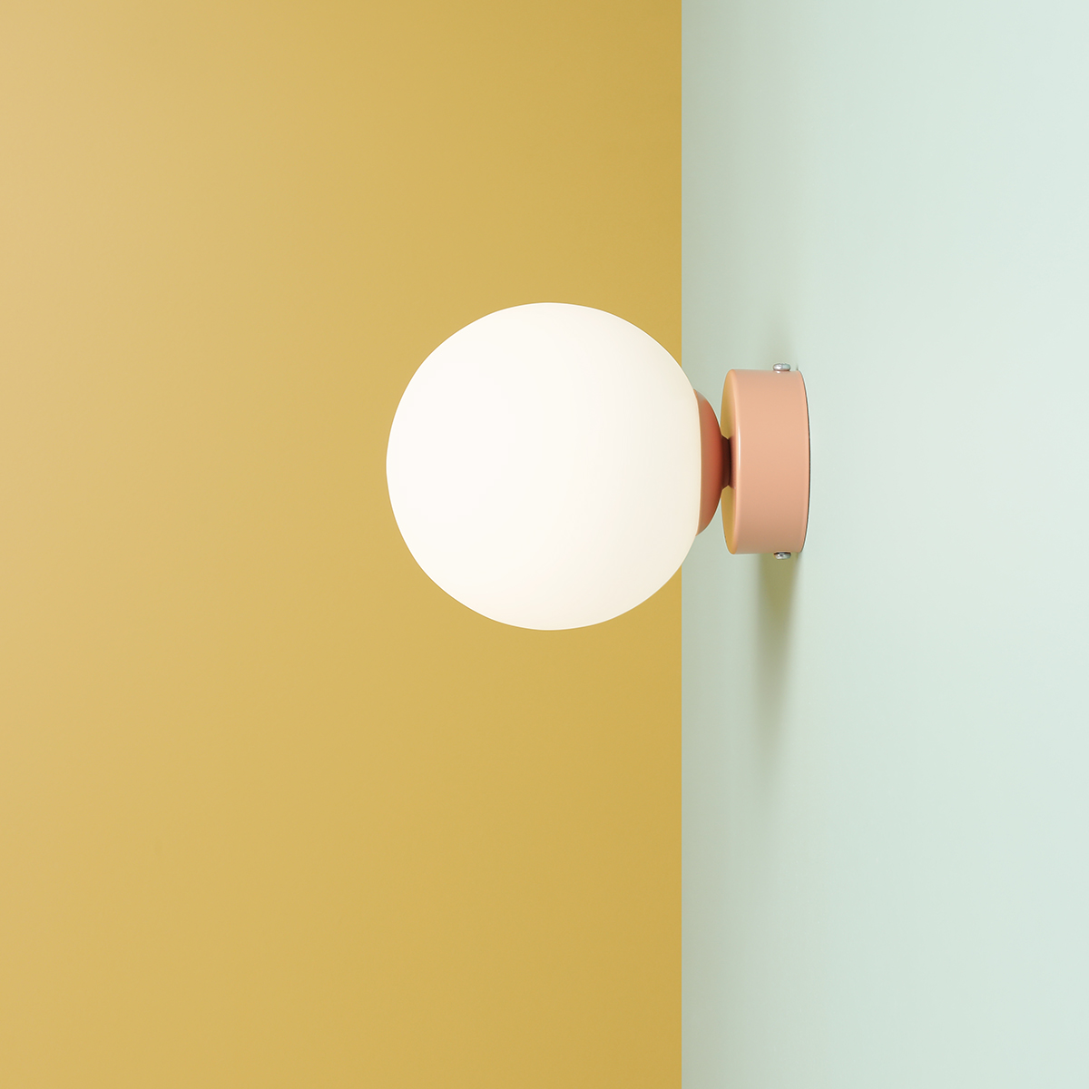 Ball Ø15 Coral lámpara de pared De Artera - Gracias a su diseño minimalista, la lámpara se integra a la perfección en interiores modernos y clásicos, a la vez que proporciona una luz eficaz que mejora la atmósfera de la habitación.