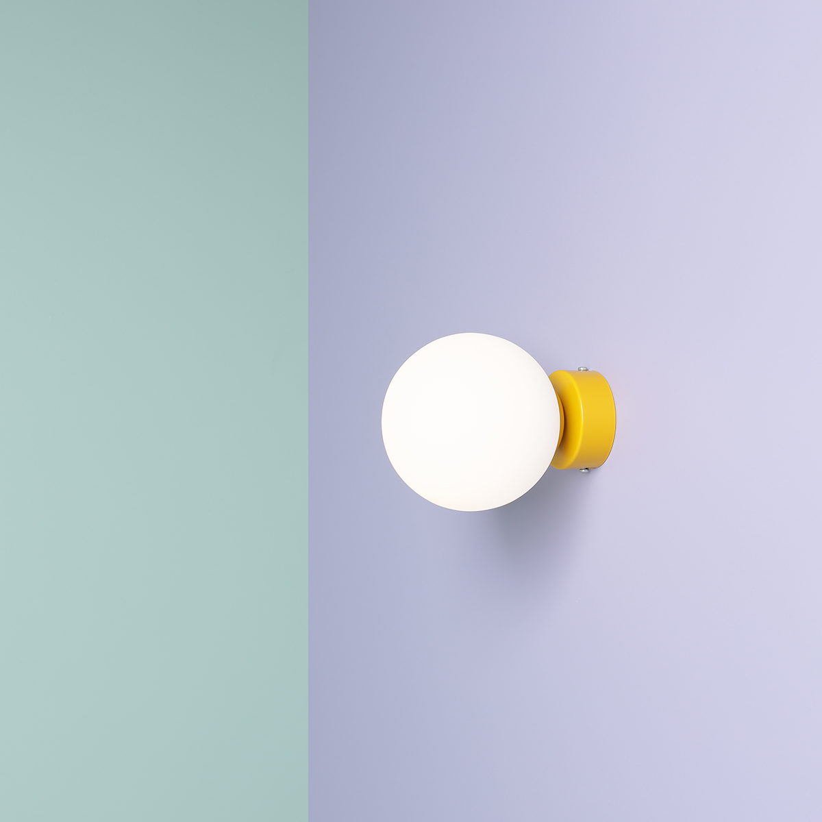 Ball Ø15 Mostaza lámpara de pared De Artera - Gracias a su diseño minimalista, la lámpara se integra a la perfección en interiores modernos y clásicos, a la vez que proporciona una luz eficaz que subraya la atmósfera de la habitación.