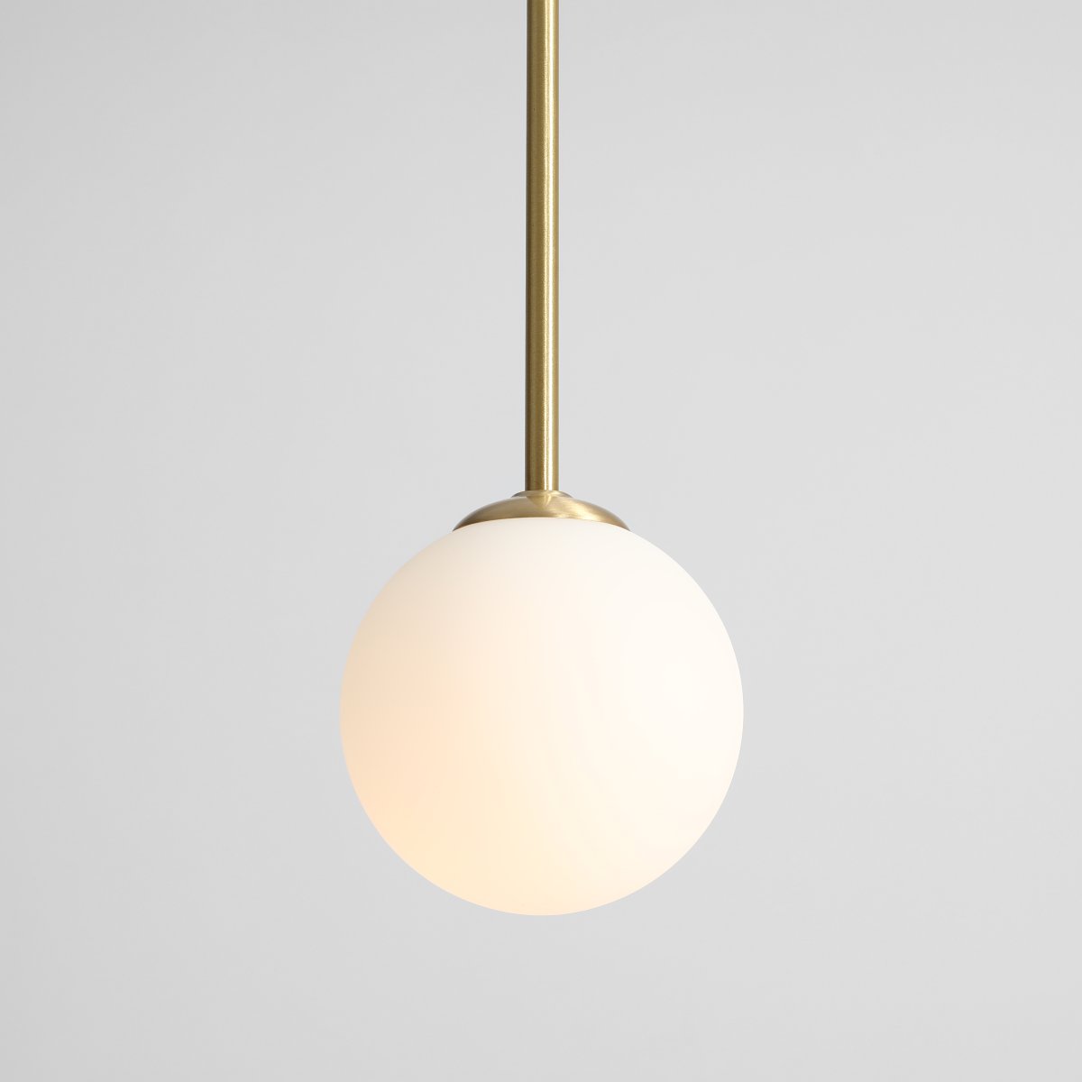 Bosso Ø14 Latón Lámpas de techo De Artera - La lámpara emite una luz suave y agradable y por lo tanto es ideal para colocarla encima de la mesa del comedor, en el pasillo o en la sala de estar.