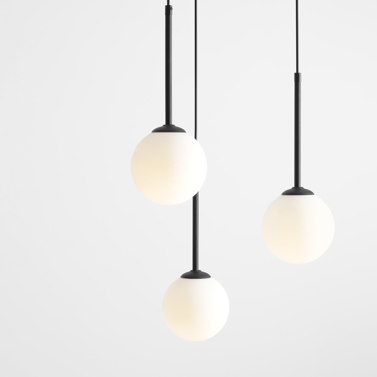 Bosso Ø44 Negro Lámpas de techo De Artera - Esta elegante lámpara de techo con tres esferas colgantes de cristal opalino y detalles de metal negro realza el ambiente de cualquier estancia.
