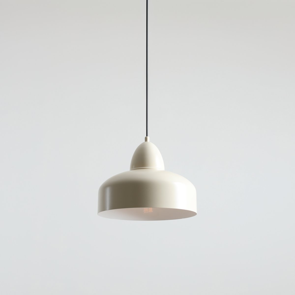 Como Ø30 blanco crema Lámpas de techo De Artera - La sencilla pantalla de metal de color crema proporciona una luz suave y dirigida, perfecta para crear un ambiente acogedor en la cocina, el comedor o la sala de estar.