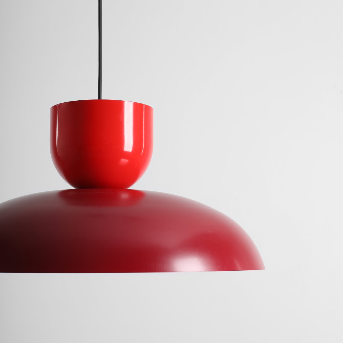 Ella Ø47 ROJO Lámpas de techo De Artera - La lámpara proporciona una iluminación agradable y es ideal para colocar sobre una mesa de comedor, en la sala de estar o en un pasillo.