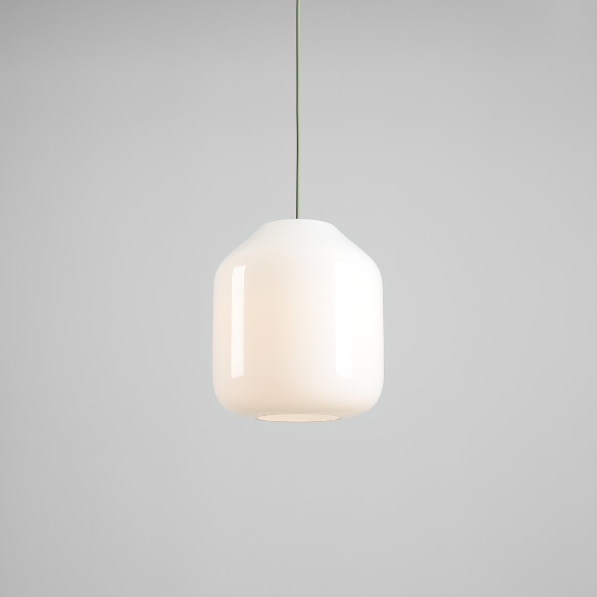 Flask Ø27 Verde Lámpas de techo De Artera - Su pantalla de cristal opalino de generosas dimensiones, con un diámetro de 27 cm, proporciona una luz suave y agradable, creando un ambiente acogedor.